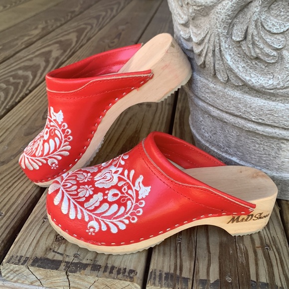 NEW Genuine red leather/white embroidered clogs handmade by artist in Hungary 7 - Picture 5 of 9